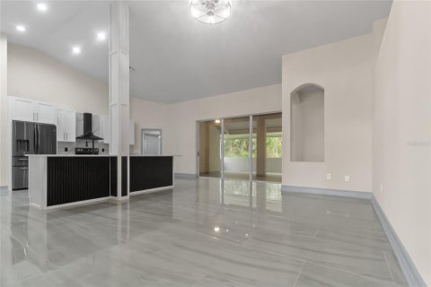 House in Tampa, Florida 5 bedrooms, 255.48 sq.m. № 2341775 - photo 7