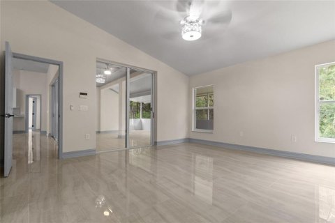House in Tampa, Florida 5 bedrooms, 255.48 sq.m. № 2341775 - photo 17