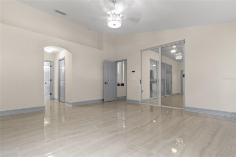 House in Tampa, Florida 5 bedrooms, 255.48 sq.m. № 2341775 - photo 18