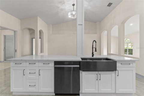 House in Tampa, Florida 5 bedrooms, 255.48 sq.m. № 2341775 - photo 11