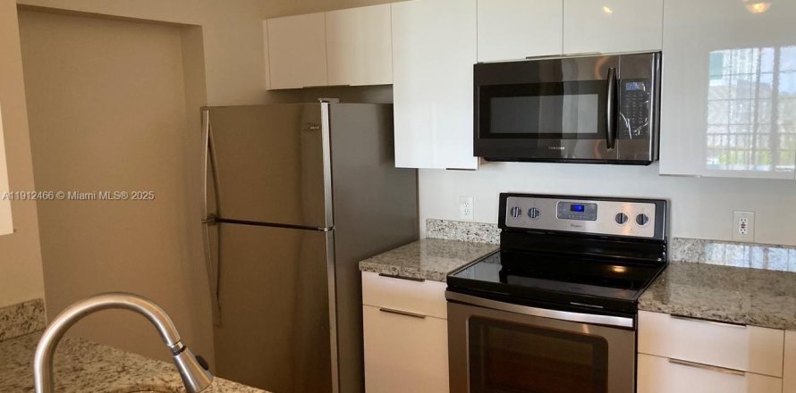 Condominio en Hollywood, Florida, 1 dormitorio  № 1966864