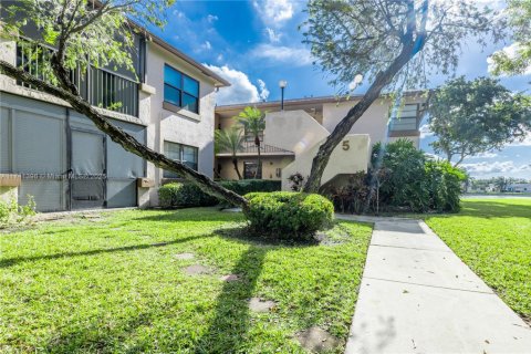 Copropriété à vendre à Tamarac, Floride: 2 chambres, 117.99 m2 № 1943513 - photo 2