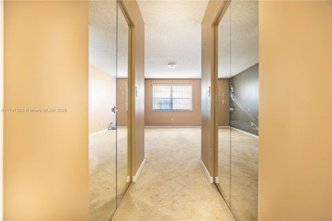 Copropriété à vendre à Tamarac, Floride: 2 chambres, 117.99 m2 № 1943513 - photo 19