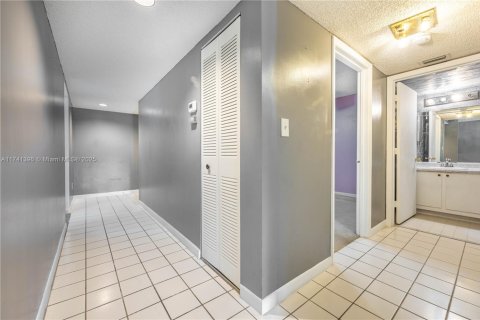 Copropriété à vendre à Tamarac, Floride: 2 chambres, 117.99 m2 № 1943513 - photo 9