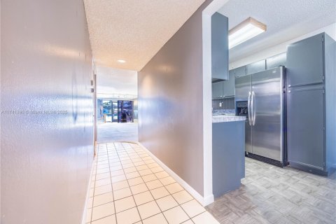 Copropriété à vendre à Tamarac, Floride: 2 chambres, 117.99 m2 № 1943513 - photo 4