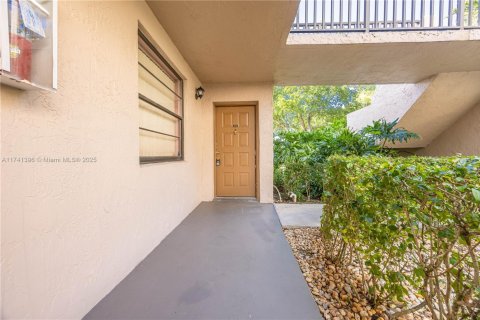 Copropriété à vendre à Tamarac, Floride: 2 chambres, 117.99 m2 № 1943513 - photo 1