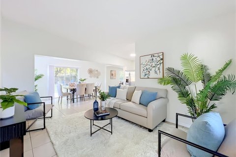 House in Orlando, Florida 3 bedrooms, 119.38 sq.m. № 2429171 - photo 4