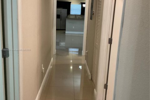 Immobilier commercial à vendre à Oakland Park, Floride: 263.84 m2 № 1953513 - photo 16