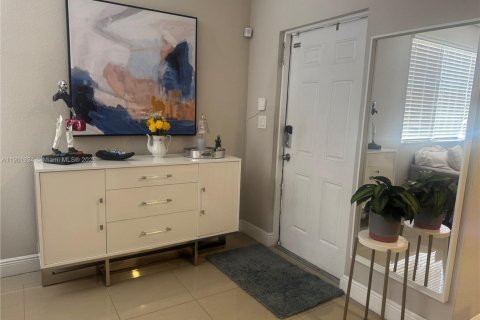 Immobilier commercial à vendre à Oakland Park, Floride: 263.84 m2 № 1953513 - photo 2