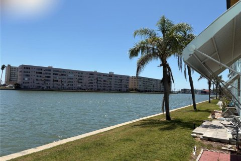 Condo in Gulfport, Florida, 1 bedroom  № 1717775 - photo 2