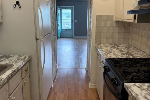 Condo in Gulfport, Florida, 1 bedroom  № 1717775 - photo 14