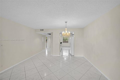 Condominio en venta en Coconut Creek, Florida, 2 dormitorios, 107.49 m2 № 2012225 - foto 9