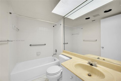 Condominio en venta en Coconut Creek, Florida, 2 dormitorios, 107.49 m2 № 2012225 - foto 19