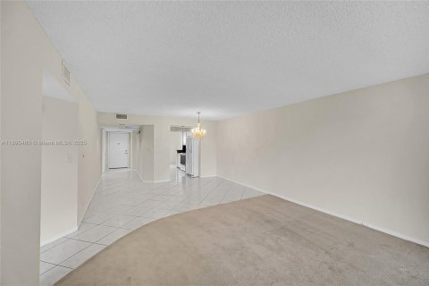 Condominio en venta en Coconut Creek, Florida, 2 dormitorios, 107.49 m2 № 2012225 - foto 13