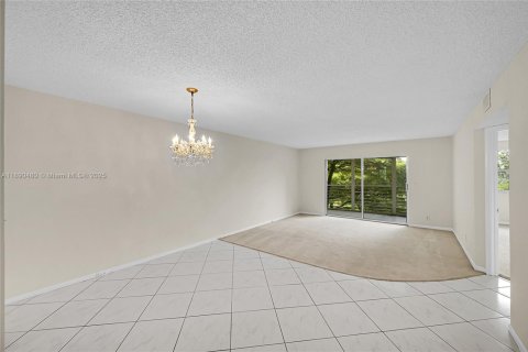 Condominio en venta en Coconut Creek, Florida, 2 dormitorios, 107.49 m2 № 2012225 - foto 10
