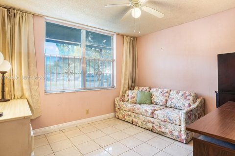 Copropriété à vendre à Lauderdale Lakes, Floride: 2 chambres, 89.19 m2 № 2026000 - photo 6