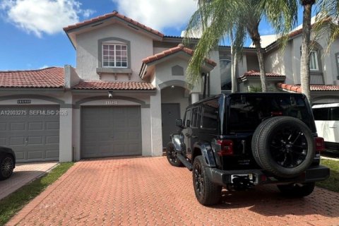 Купить таунхаус в Дорал, Флорида 3 спальни, 161.93м2, № 2066587 - фото 1