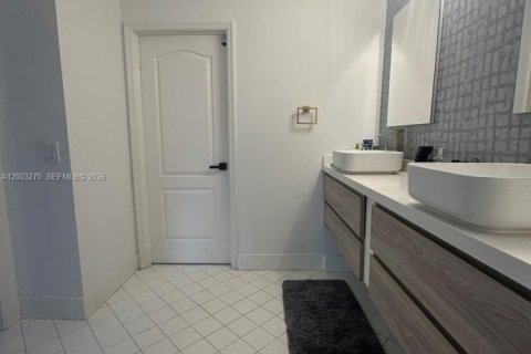 Купить таунхаус в Дорал, Флорида 3 спальни, 161.93м2, № 2066587 - фото 17