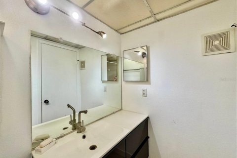 Condo in Tampa, Florida, 2 bedrooms № 2221520 - photo 14
