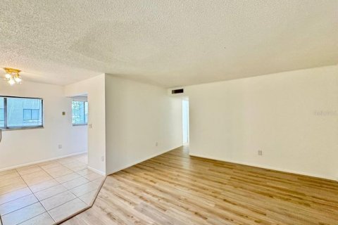 Condo in Tampa, Florida, 2 bedrooms № 2221520 - photo 5