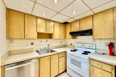 Condo in Tampa, Florida, 2 bedrooms № 2221520 - photo 8