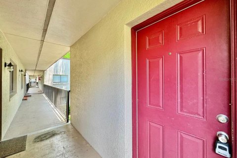 Condo in Tampa, Florida, 2 bedrooms № 2221520 - photo 2