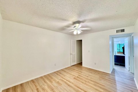 Condo in Tampa, Florida, 2 bedrooms № 2221520 - photo 11