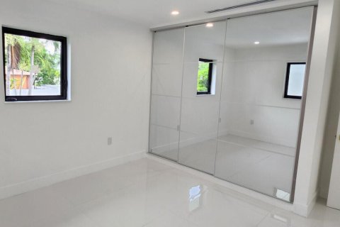 House in Miami, Florida 4 bedrooms, 220.27 sq.m. № 2086312 - photo 25
