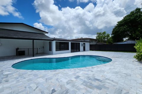House in Miami, Florida 4 bedrooms, 220.27 sq.m. № 2086312 - photo 6