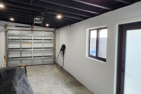 House in Miami, Florida 4 bedrooms, 220.27 sq.m. № 2086312 - photo 20