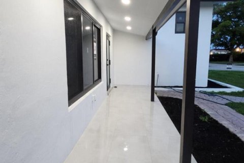 House in Miami, Florida 4 bedrooms, 220.27 sq.m. № 2086312 - photo 8