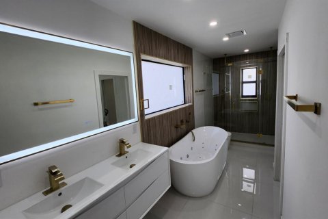 House in Miami, Florida 4 bedrooms, 220.27 sq.m. № 2086312 - photo 29
