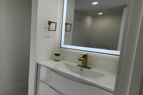 House in Miami, Florida 4 bedrooms, 220.27 sq.m. № 2086312 - photo 18