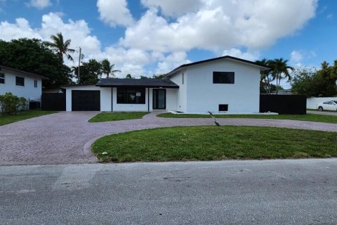 House in Miami, Florida 4 bedrooms, 220.27 sq.m. № 2086312 - photo 2