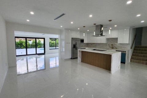 House in Miami, Florida 4 bedrooms, 220.27 sq.m. № 2086312 - photo 13