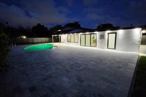 House in Miami, Florida 4 bedrooms, 220.27 sq.m. № 2086312 - photo 5