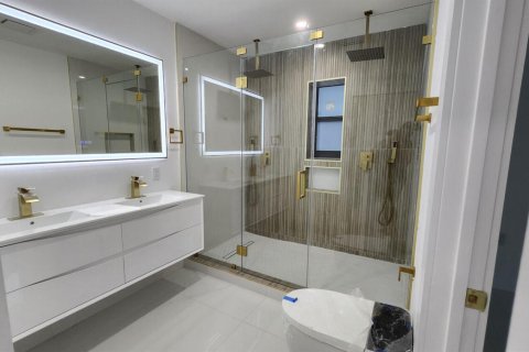 House in Miami, Florida 4 bedrooms, 220.27 sq.m. № 2086312 - photo 23