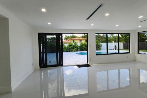 House in Miami, Florida 4 bedrooms, 220.27 sq.m. № 2086312 - photo 14
