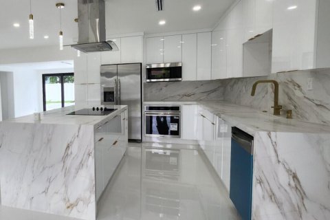 House in Miami, Florida 4 bedrooms, 220.27 sq.m. № 2086312 - photo 10