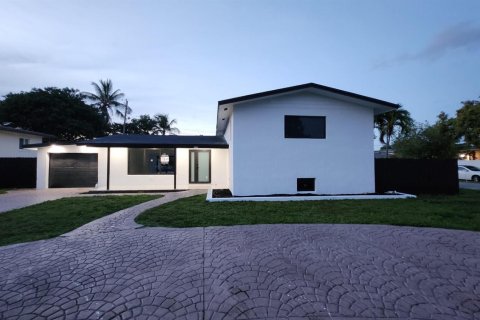 House in Miami, Florida 4 bedrooms, 220.27 sq.m. № 2086312
