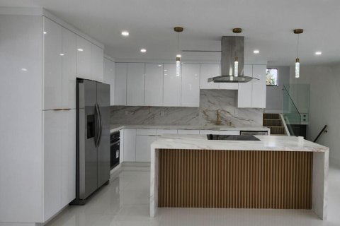 House in Miami, Florida 4 bedrooms, 220.27 sq.m. № 2086312 - photo 11