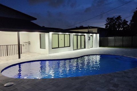 House in Miami, Florida 4 bedrooms, 220.27 sq.m. № 2086312 - photo 4