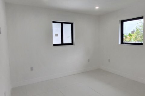 House in Miami, Florida 4 bedrooms, 220.27 sq.m. № 2086312 - photo 24