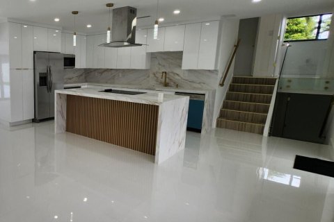 House in Miami, Florida 4 bedrooms, 220.27 sq.m. № 2086312 - photo 12