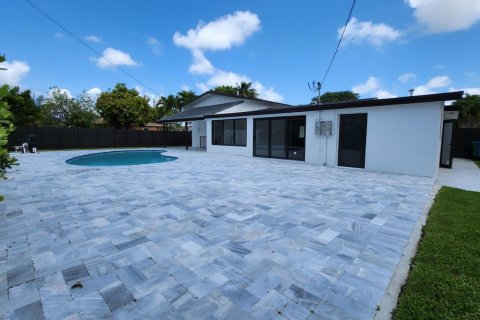House in Miami, Florida 4 bedrooms, 220.27 sq.m. № 2086312 - photo 7