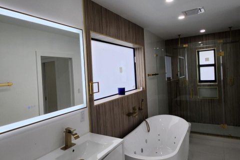 House in Miami, Florida 4 bedrooms, 220.27 sq.m. № 2086312 - photo 30