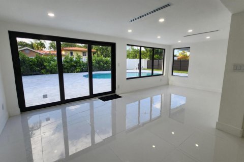 House in Miami, Florida 4 bedrooms, 220.27 sq.m. № 2086312 - photo 15