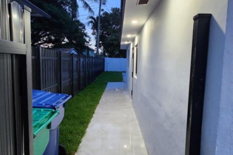 House in Miami, Florida 4 bedrooms, 220.27 sq.m. № 2086312 - photo 9