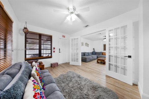 House in Hollywood, Florida 2 bedrooms, 117.43 sq.m. № 2032079 - photo 16