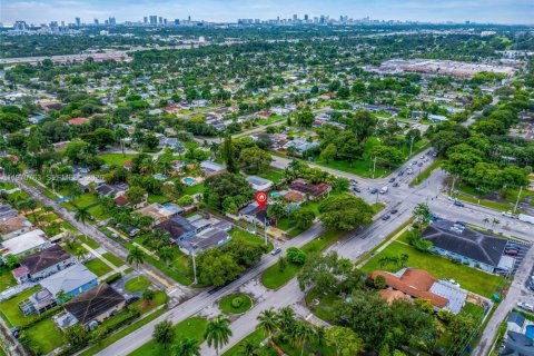 House in Hollywood, Florida 2 bedrooms, 117.43 sq.m. № 2032079